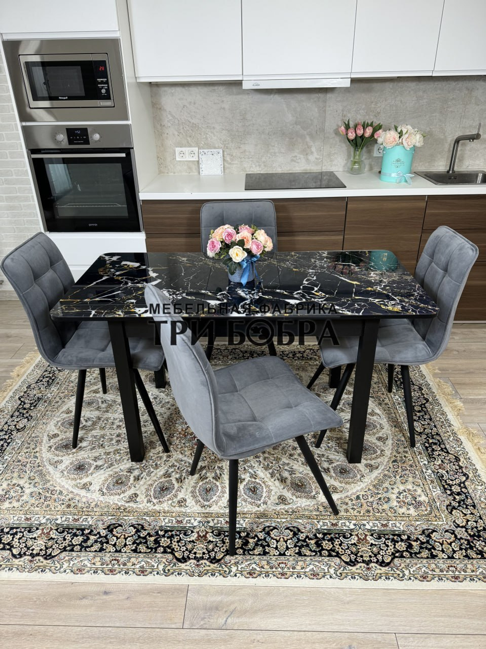 Стеклянный раздвижной стол "Черный мрамор" и стулья "ГУЧИ" серый