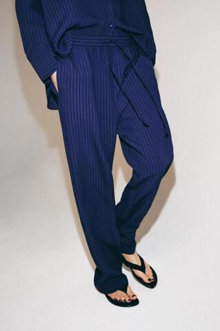 ZARA БРЮКИ В ПИЖАМНОМ СТИЛЕ С ТЕКСТУРОЙ — ZW COLLECTION, МОРСКОЙ СИНИЙ