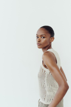 ZARA ТОП ИЗ ТРИКОТАЖА С БЛЕСТЯЩЕЙ НИТЬЮ БЕЗ РУКАВОВ, СЕРЕБРИСТЫЙ