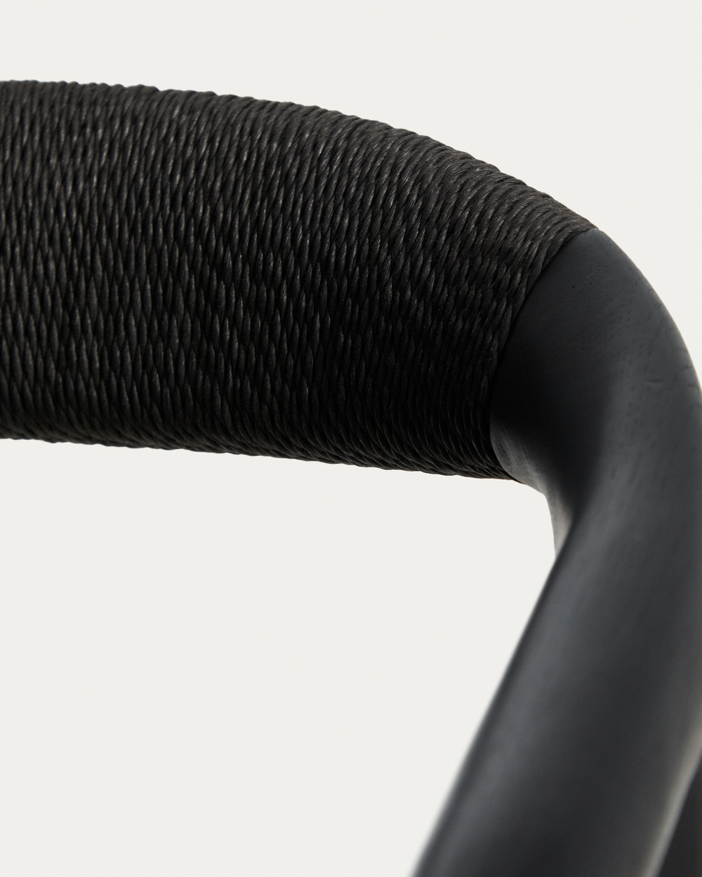 Уличный стул Derile из массива дуба и веревки в черной отделке