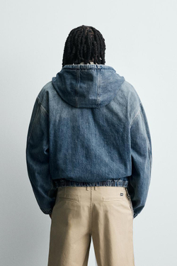 ZARA КУРТКА ИЗ ТКАНИ С ЭФФЕКТОМ ПОТЕРТОСТИ С КАПЮШОНОМ, ВЫЦВЕТШИЙ СИНИЙ