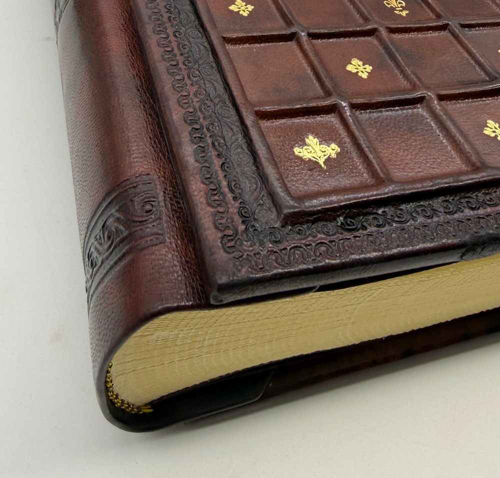 Фотоальбом из кожи "Медичи" в кейсе с барельефом