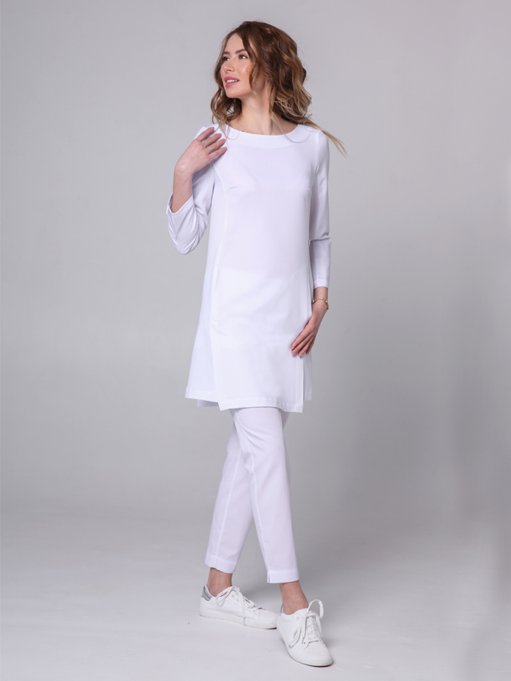 Женская блуза медицинская белого цвета