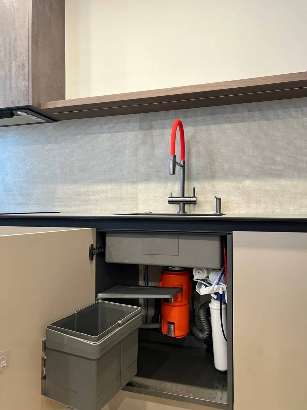 Премиальная кухня с фасадами из МДФ в эмали и акриловой столешницей