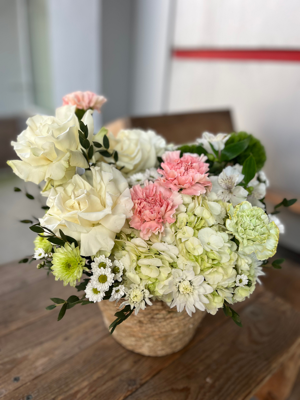 Корзина с гортензией и французскими розами