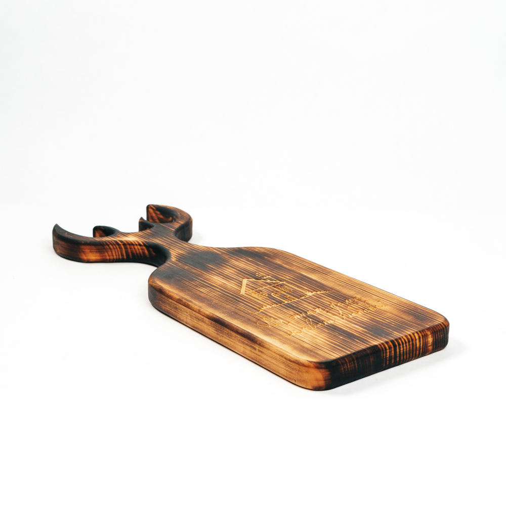 Доска разделочная из древесины сибирского кедра с гравировкой "В этом доме живет любовь". RD84