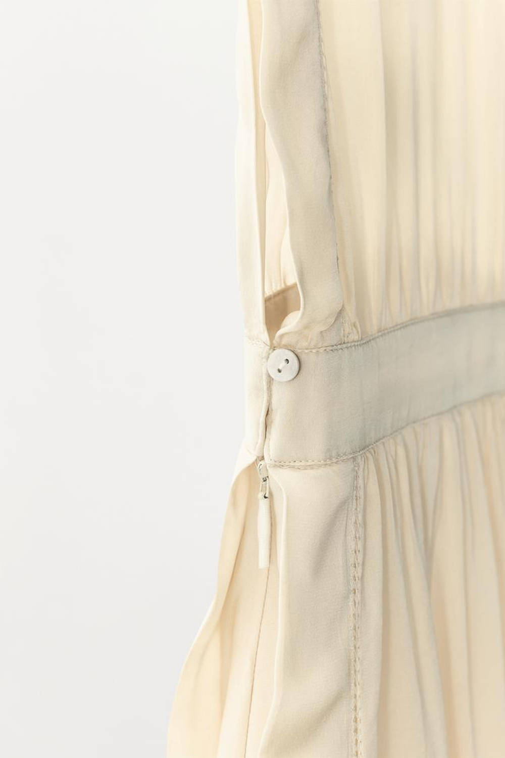 ZARA АТЛАСНОЕ ПЛАТЬЕ С ОБЪЕМНЫМИ ЦВЕТАМИ, ЭКРЮ