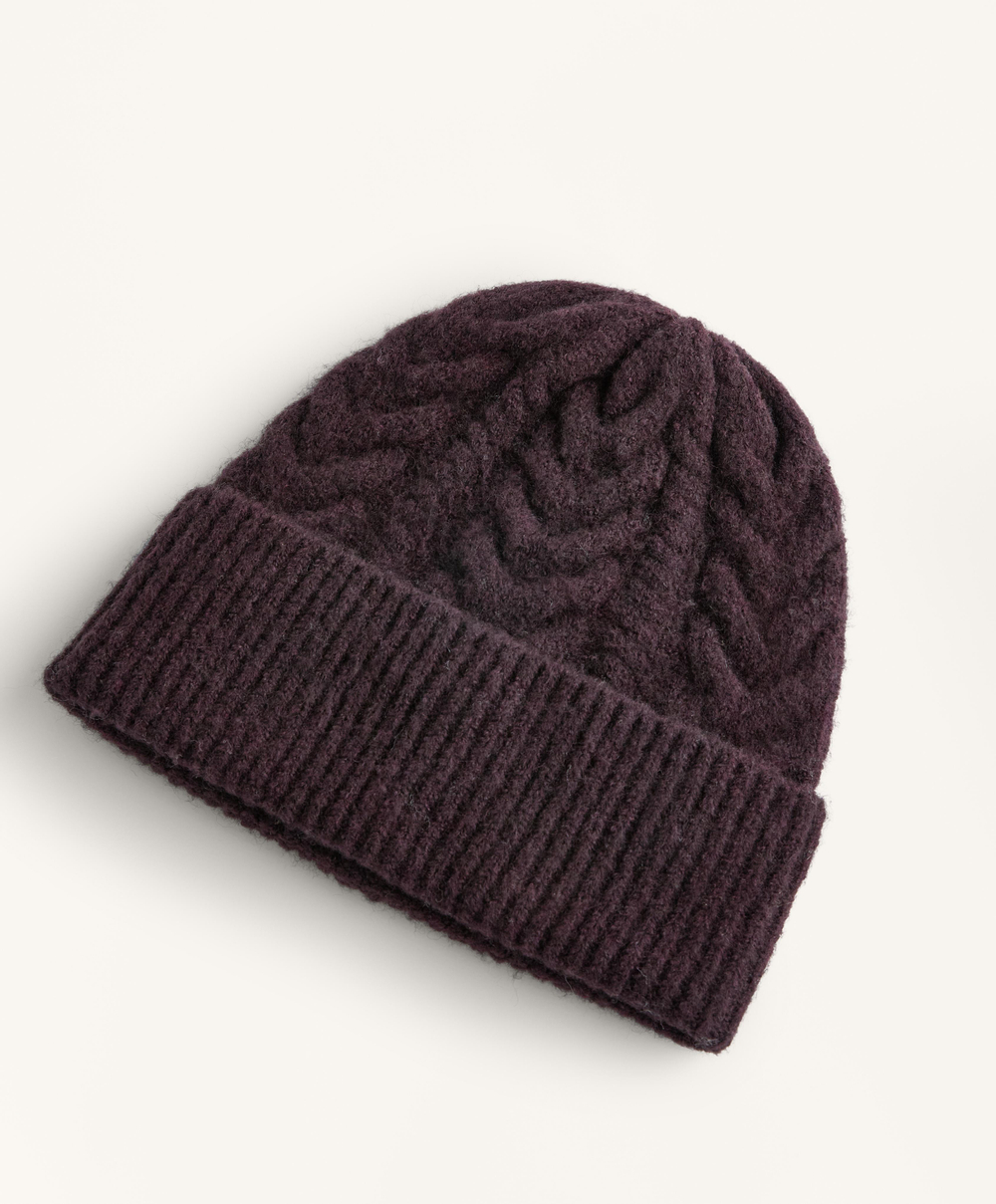 Oysho Вязаная шапка с аранским узором, темно-винный