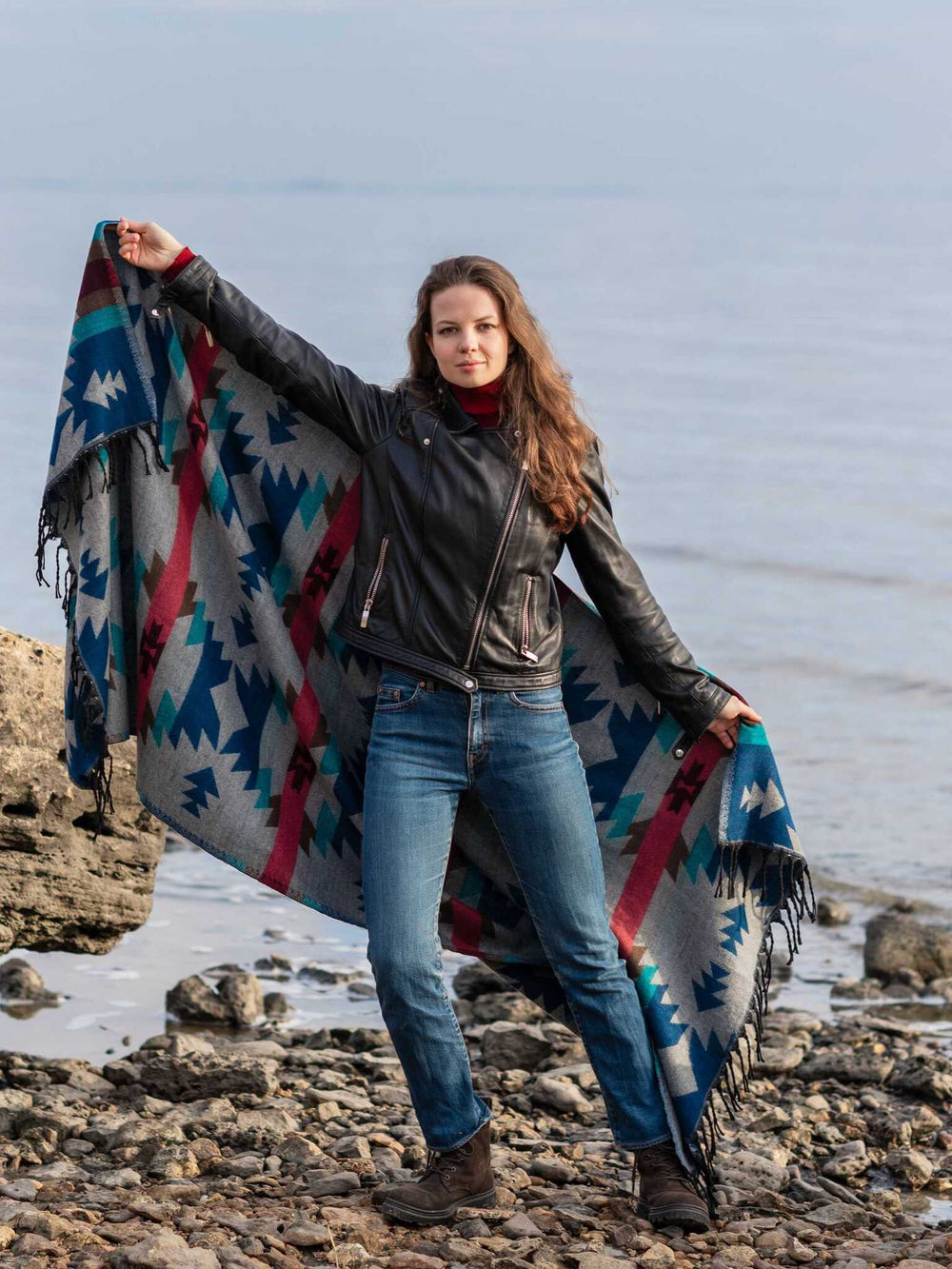 Палантин теплый с орнаментом Навахо
