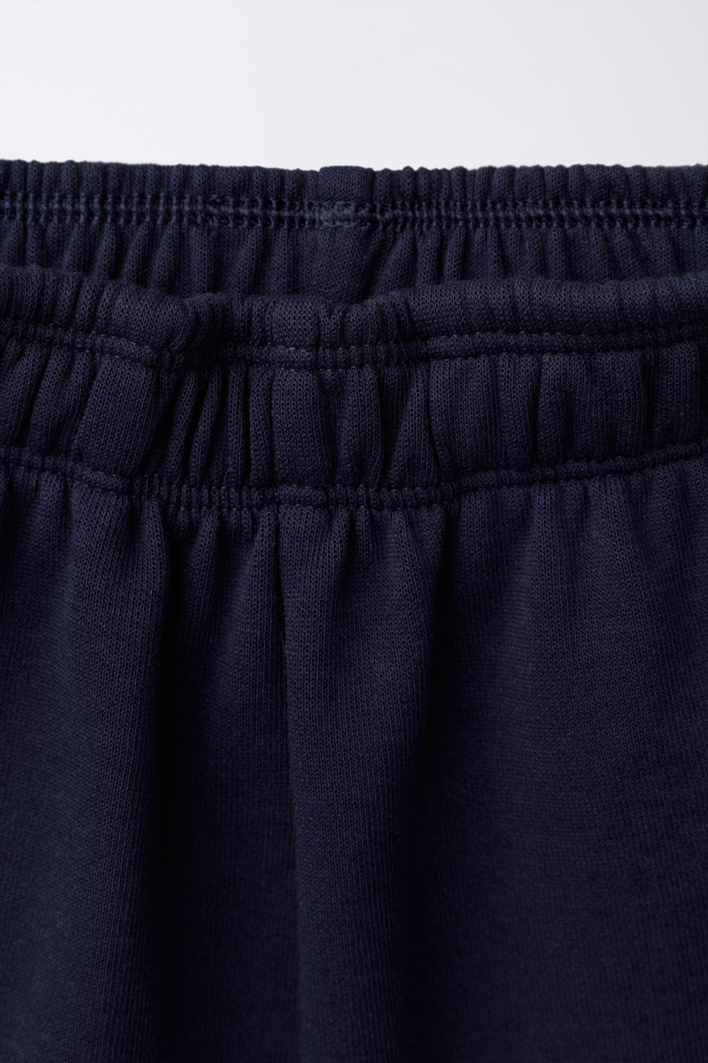 ZARA КОМПЛЕКТ ИЗ ФУТБОЛКИ И ШОРТОВ ИНТЕРЛОК, МОРСКОЙ СИНИЙ