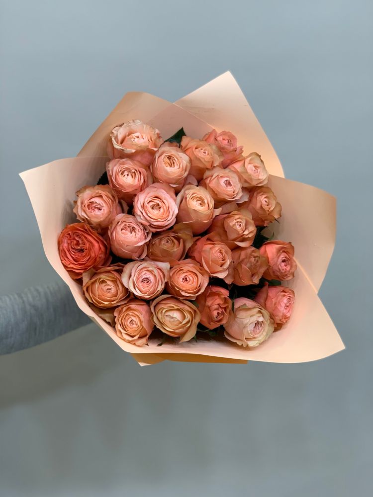 Букет 25 пионовидных одноголовых роз в пленке