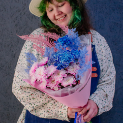 112. Стильный синий букет с розовой хризантемой