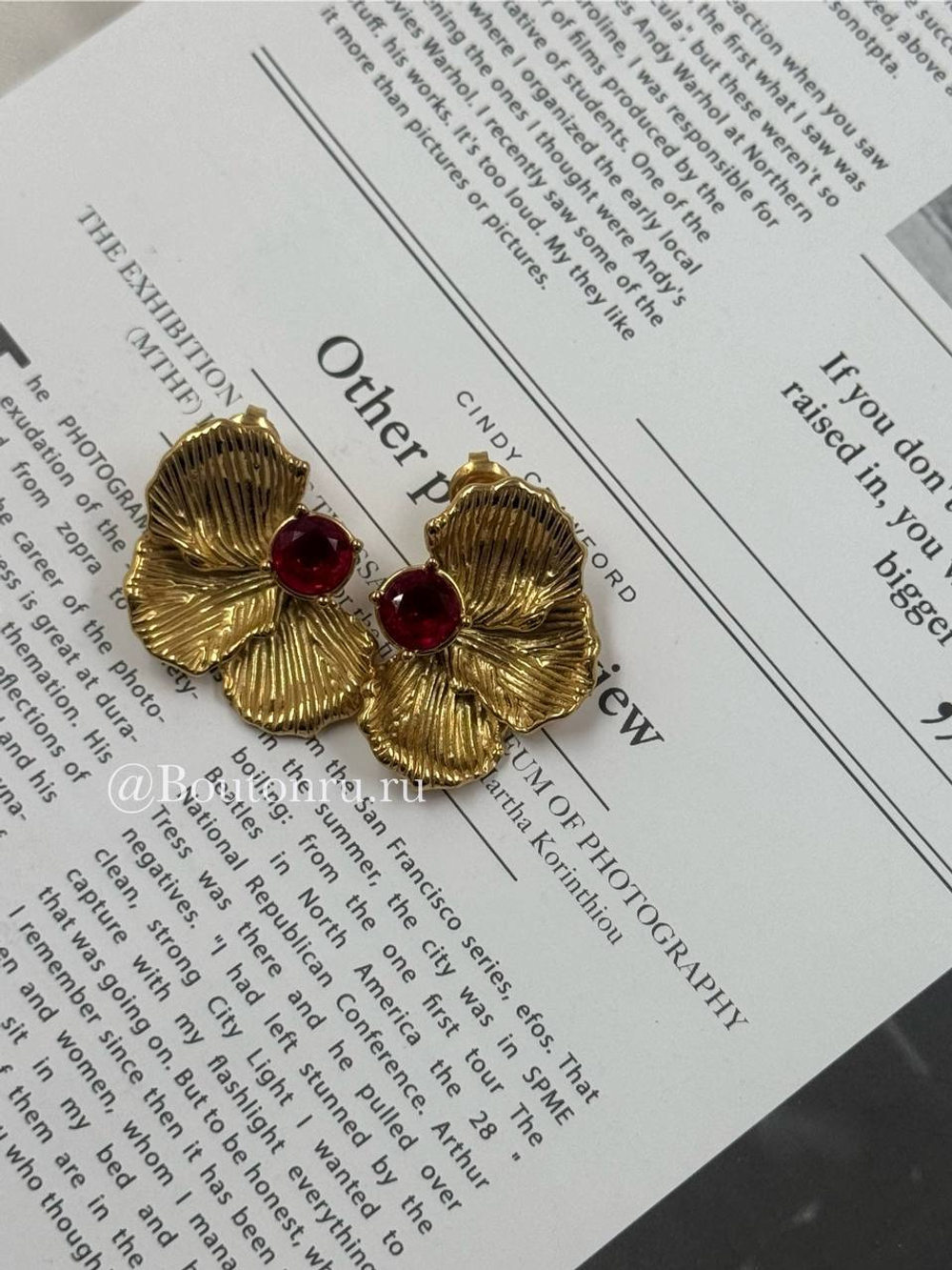 Серьги "Орхидея" золотистые с красным стразом