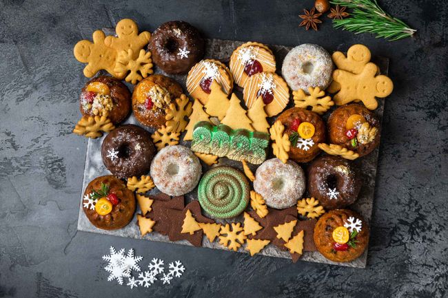 Ассорти десертов &quot;Новогодние лакомства 2025&quot; с дубайским шоколадом