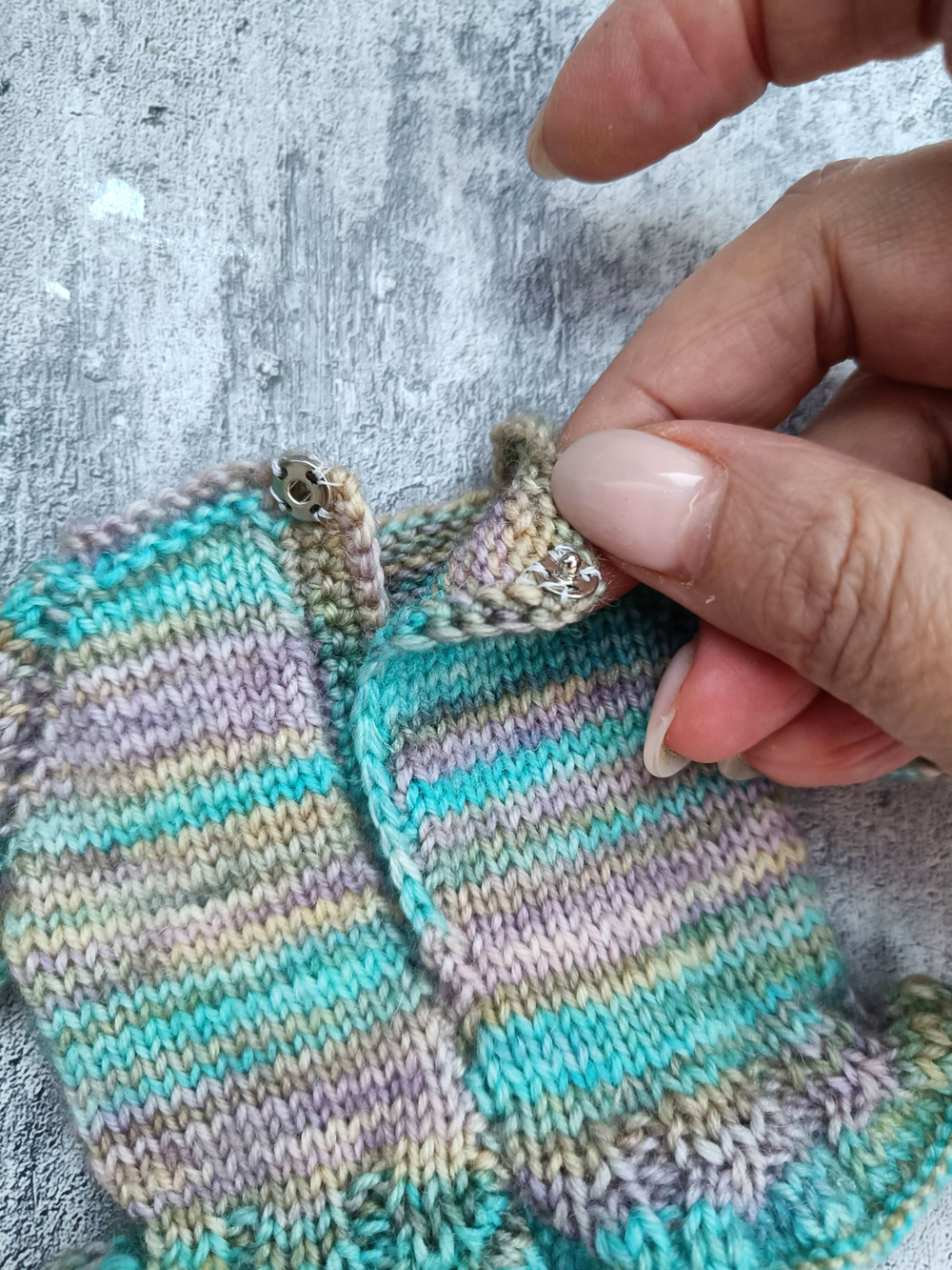 Вязаный пуловер для куклы Паола Рейна 32 см