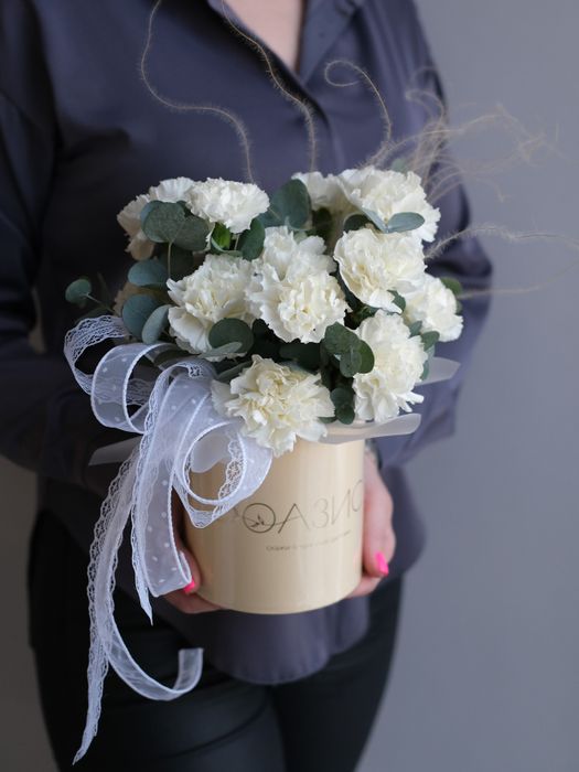 Композиция в шляпной коробке с диантусами