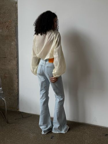 Светло-голубые джинсы-клеш