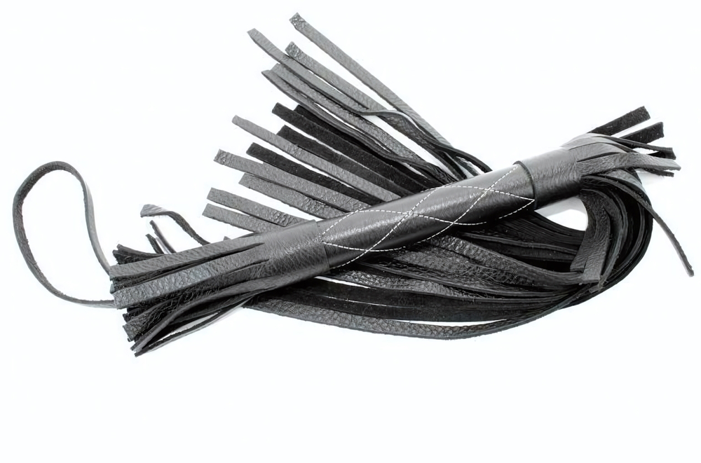 Чёрная многохвостая плетка с простроченными ромбами - 45 см. (Цвет: черный)