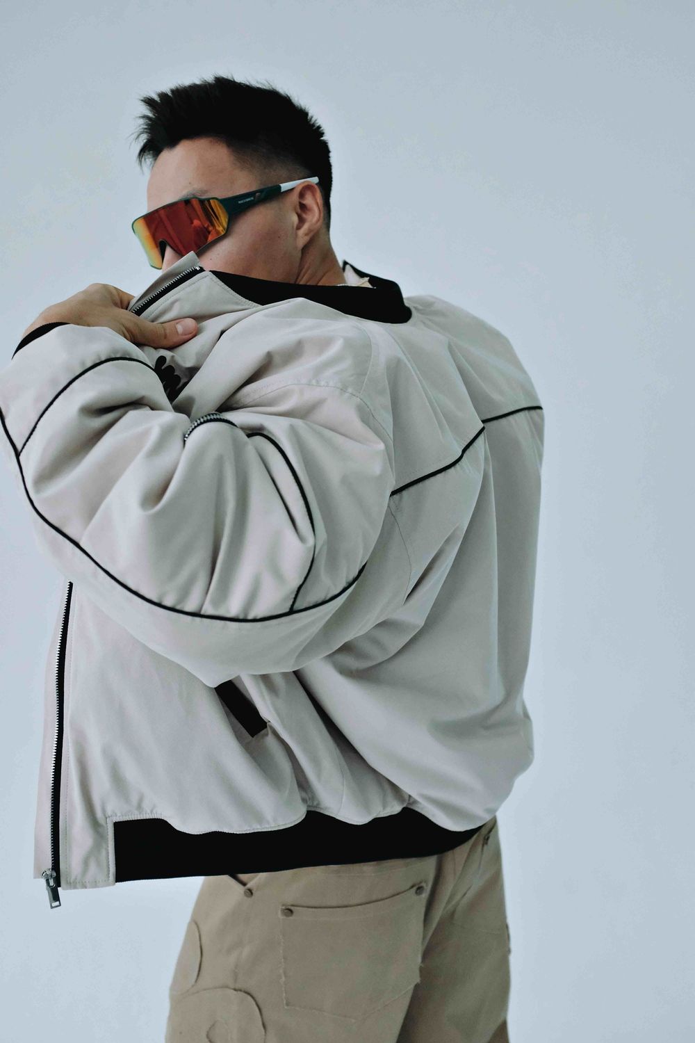 Бомбер VNVA бежевый