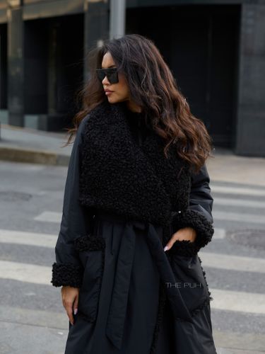 Утепленное черное пальто с эко-мехом