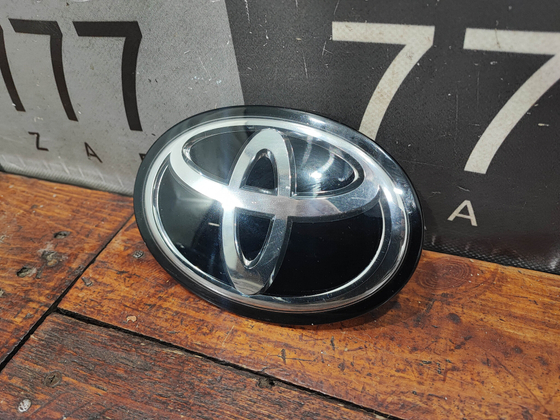 Эмблема решетки радиатора Camry XV70, RAV4 XA50 БУ Оригинал 90975C2023