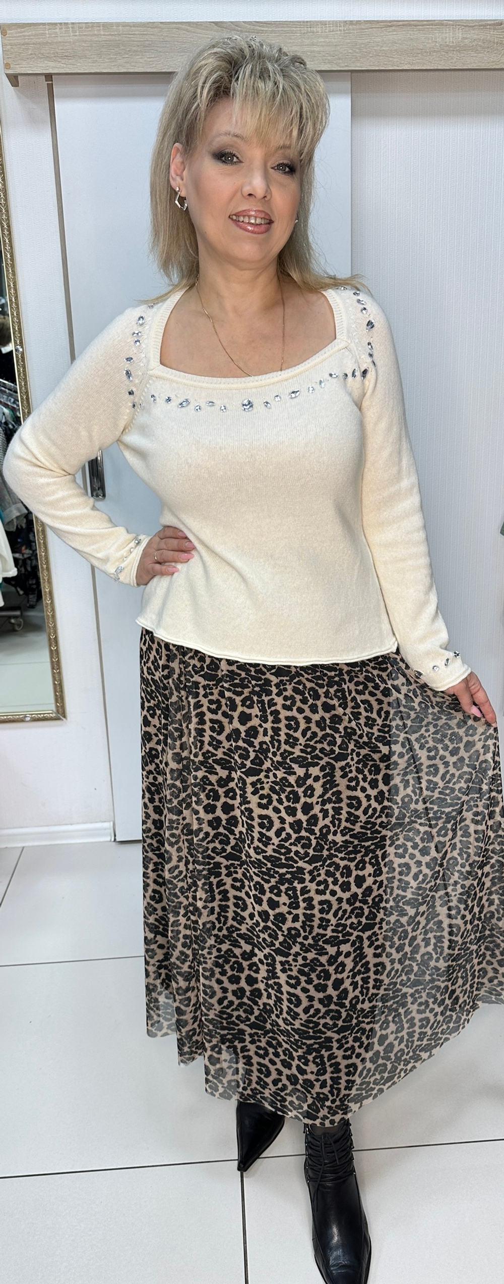 Белый тонкий джемпер с вырезом каре по декольте