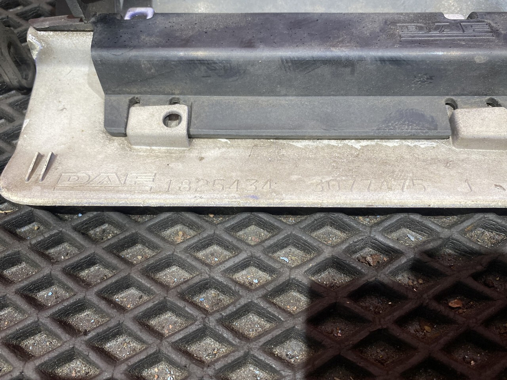 Накладка решетки радиатора нижняя 2018г