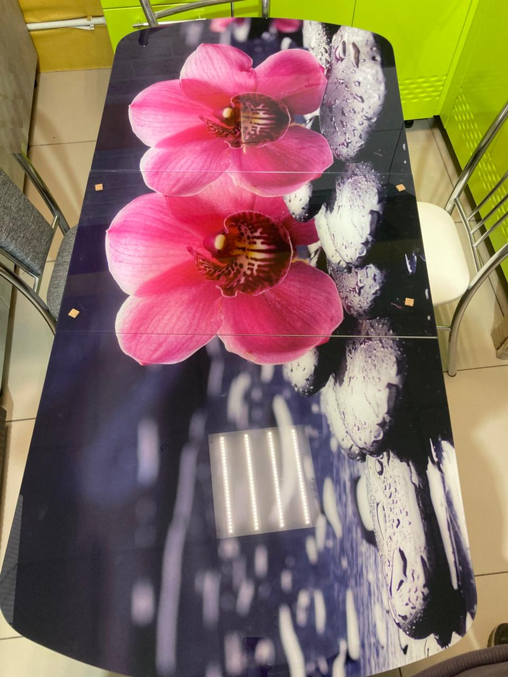 Стол разд Стеклянный подстолье прямое хром Царг.пояс белый Ст-ца орхидея на камне (белый) ф/п стекло