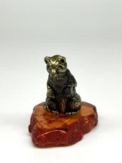 Бронзовая статуэтка на янтаре