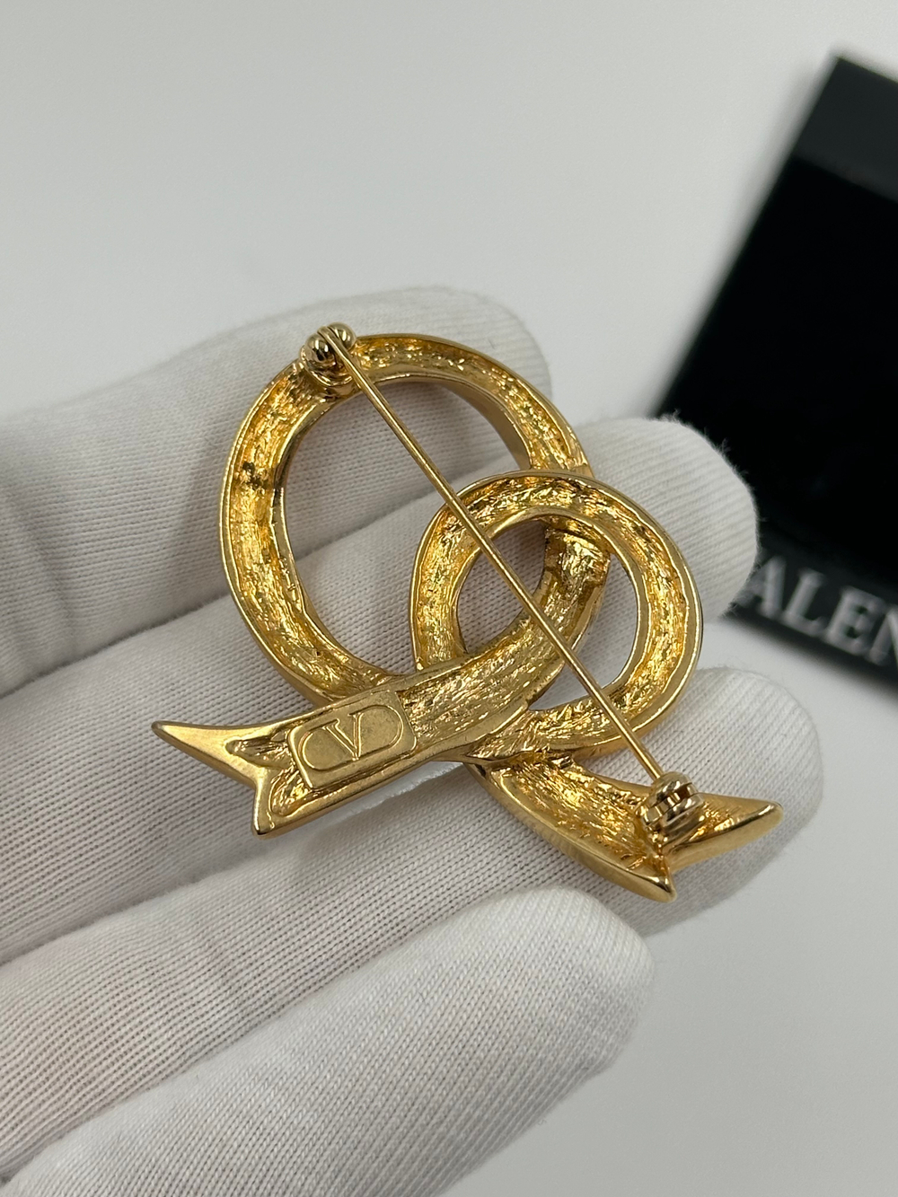 Брошь Valentino