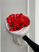 Букет из 31 ярко-красного тюльпанов