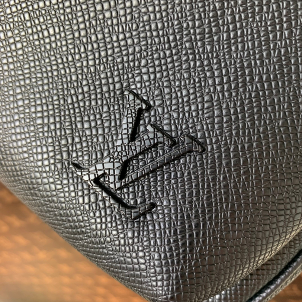 Louis Vuitton Avenue Slingbag