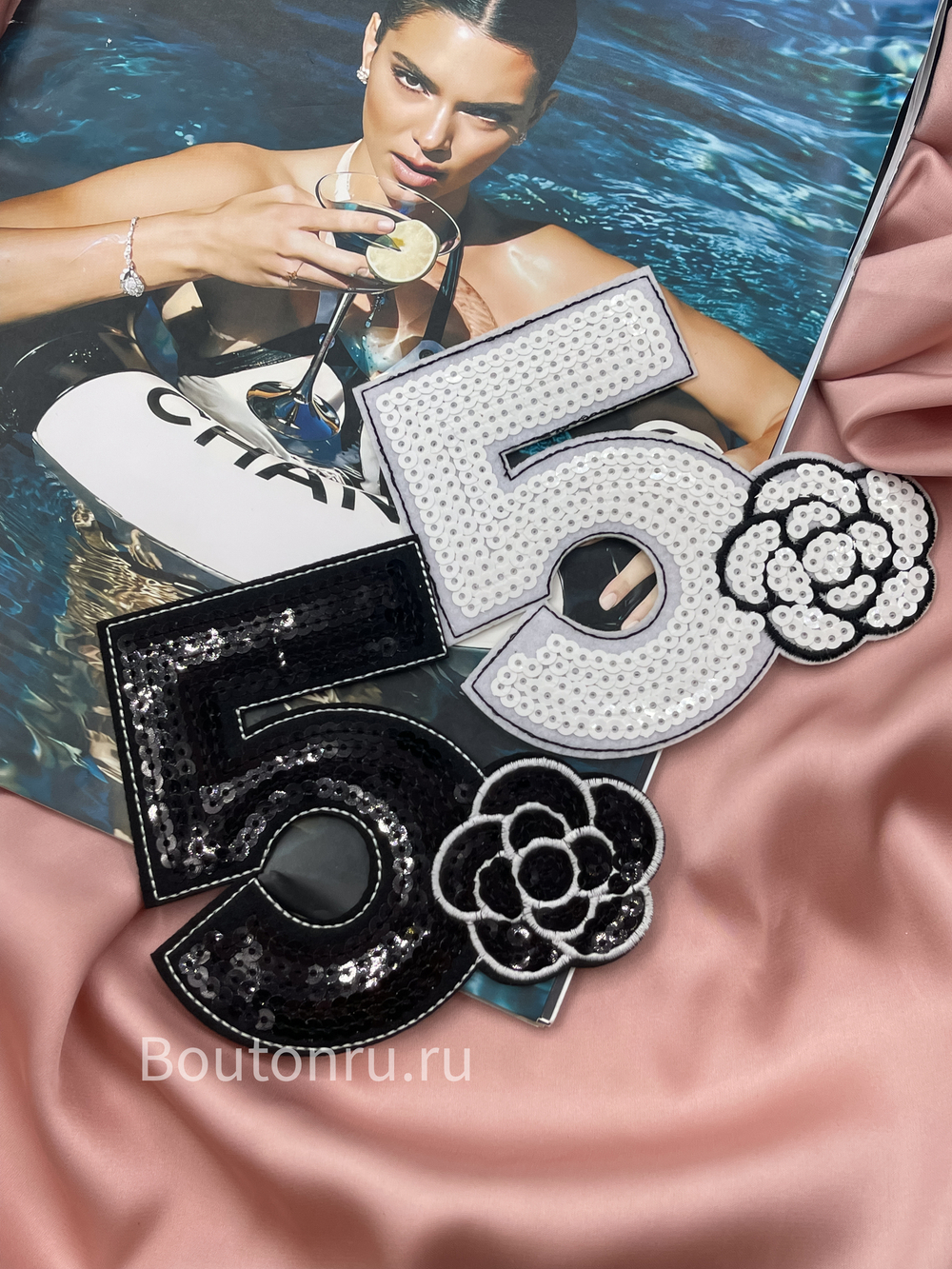 Нашивка Шан. в пайетках белая "Пятерка с цветочком"