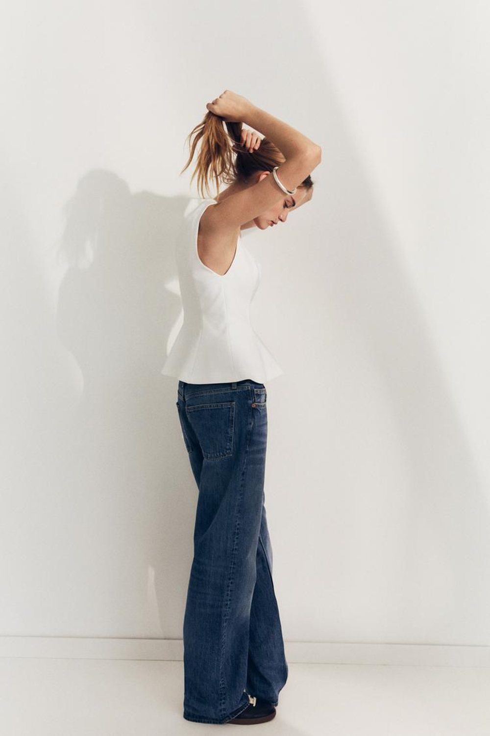 ZARA ТОП ИЗ ЭЛАСТИЧНОЙ ТКАНИ С БАСКОЙ, БЕЛЫЙ