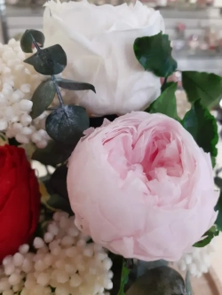 композиция из пионов, эвкалипта, лимониума