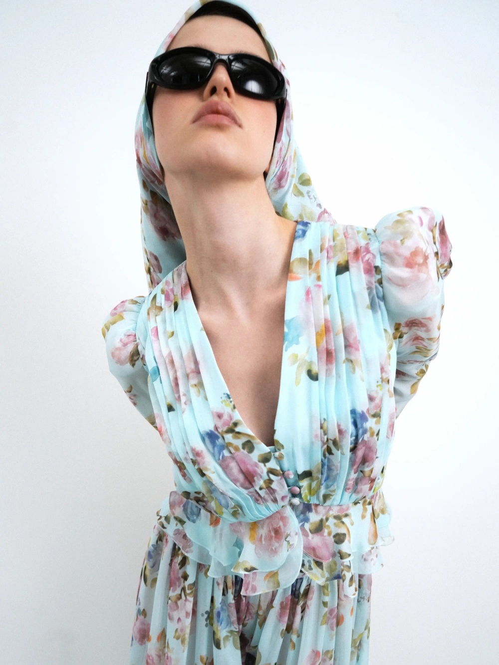 Каролина (Carolina), блуза из голубого шифона с цветочным принтом