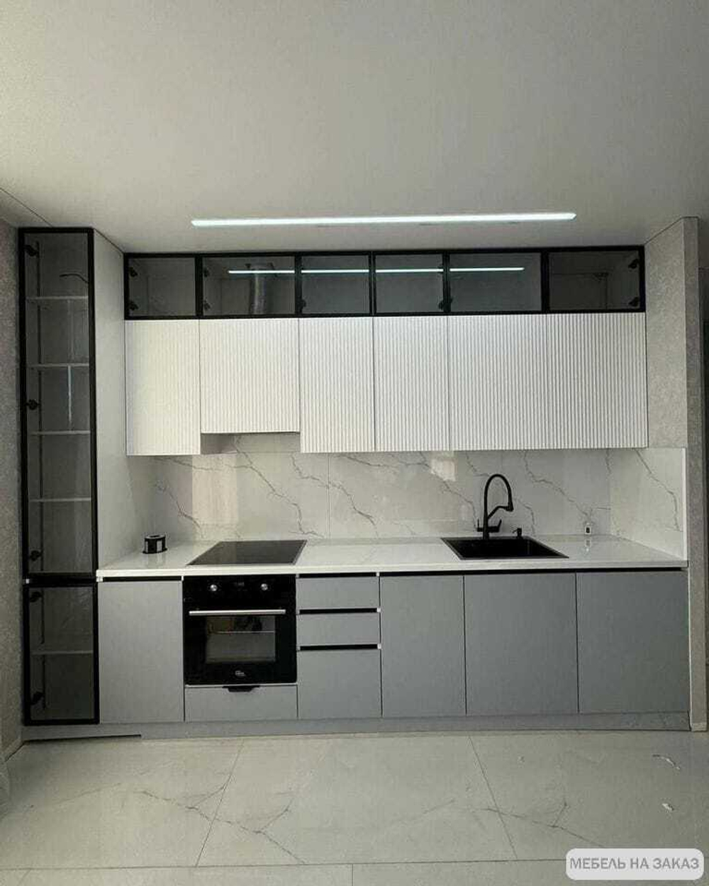 Кухня с витражными полками