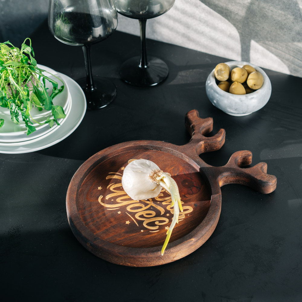 Деревянная менажница из кедра для подачи блюд и закусок с гравировкой "Время чудес". MG77