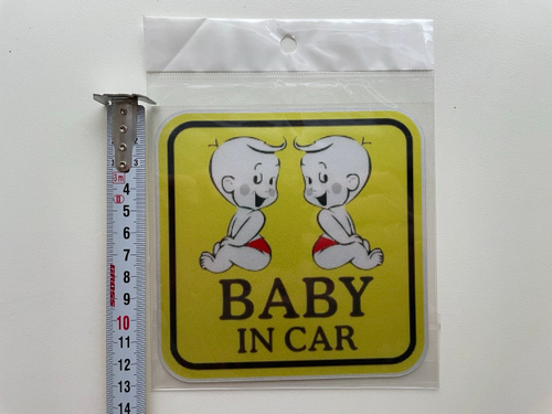 Наклейка (Baby in car - Ребенок в машине в желтом квадратная) на автомобиль, стикер на стекло, без подножки картонной (1 шт.)