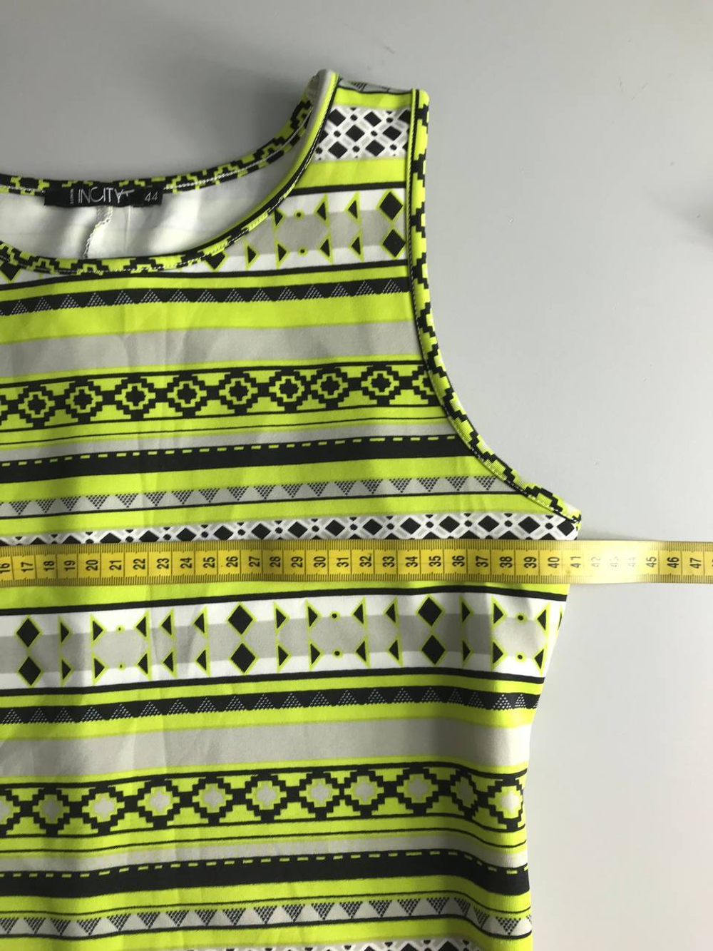 Платье Incity яркой расцветки, визуально на 44 размер