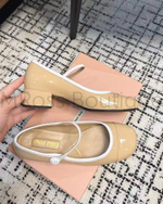Женские туфли Miu Miu бежевого цвета с круглым носиком
