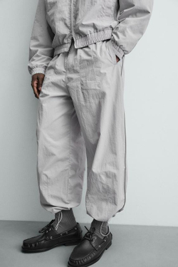 ZARA ДЖОГГЕРЫ ИЗ ВЫСОКОТЕХНОЛОГИЧНОЙ ТКАНИ С КОНТРАСТНЫМИ ПОЛОСАМИ, СВЕТЛО-СЕРЫЙ