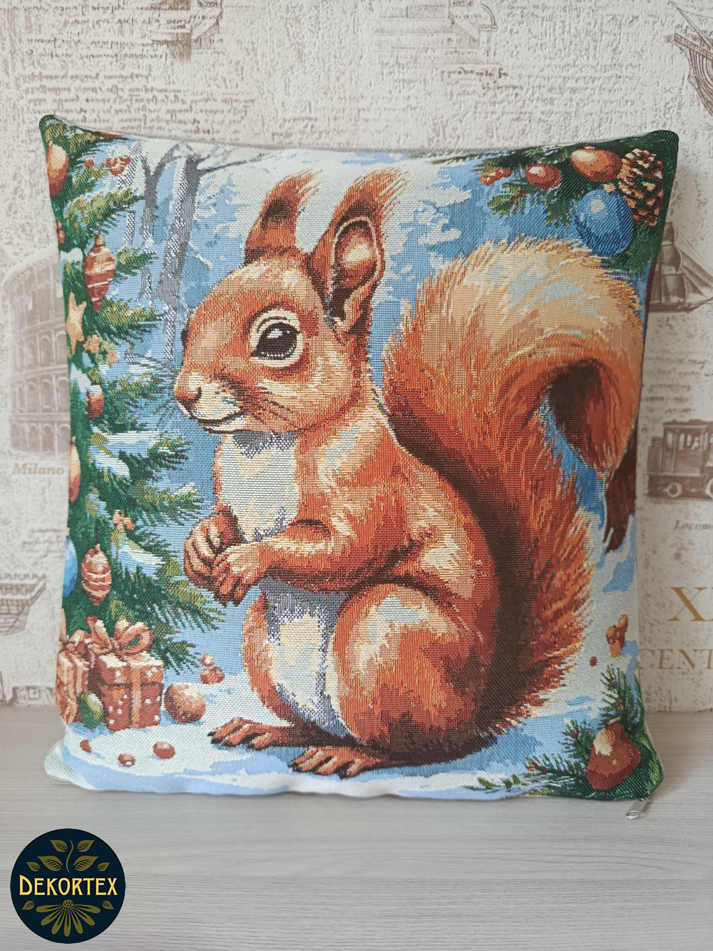Декоративный гобеленовый чехол для интерьерной подушки Белочка 38*38
