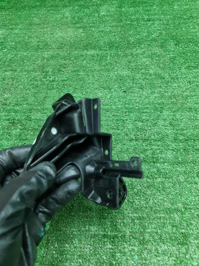 Кронштейн фары левый Genesis G80 2 (2020-2024)