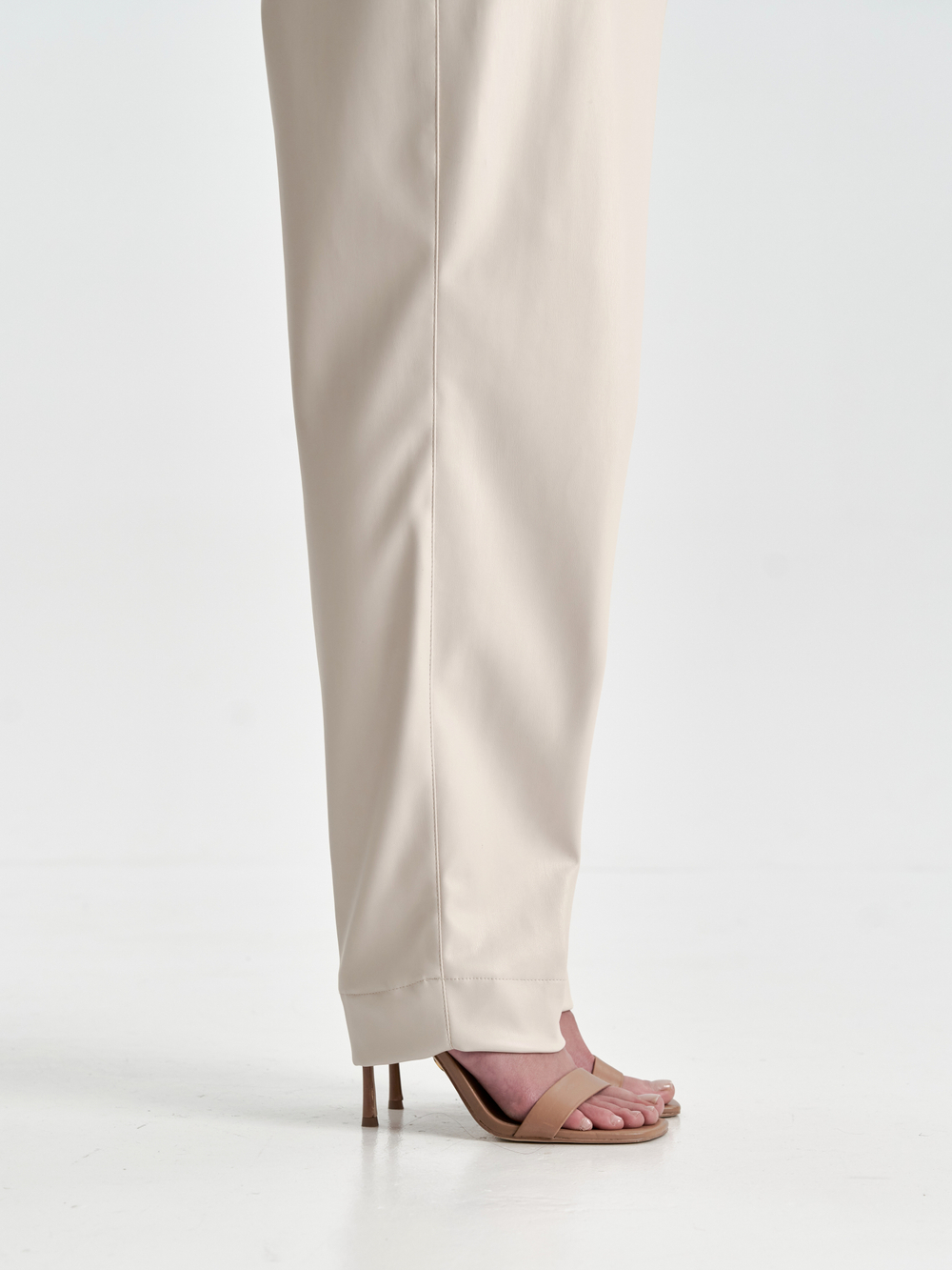 Брюки экокожа в молочном цвете