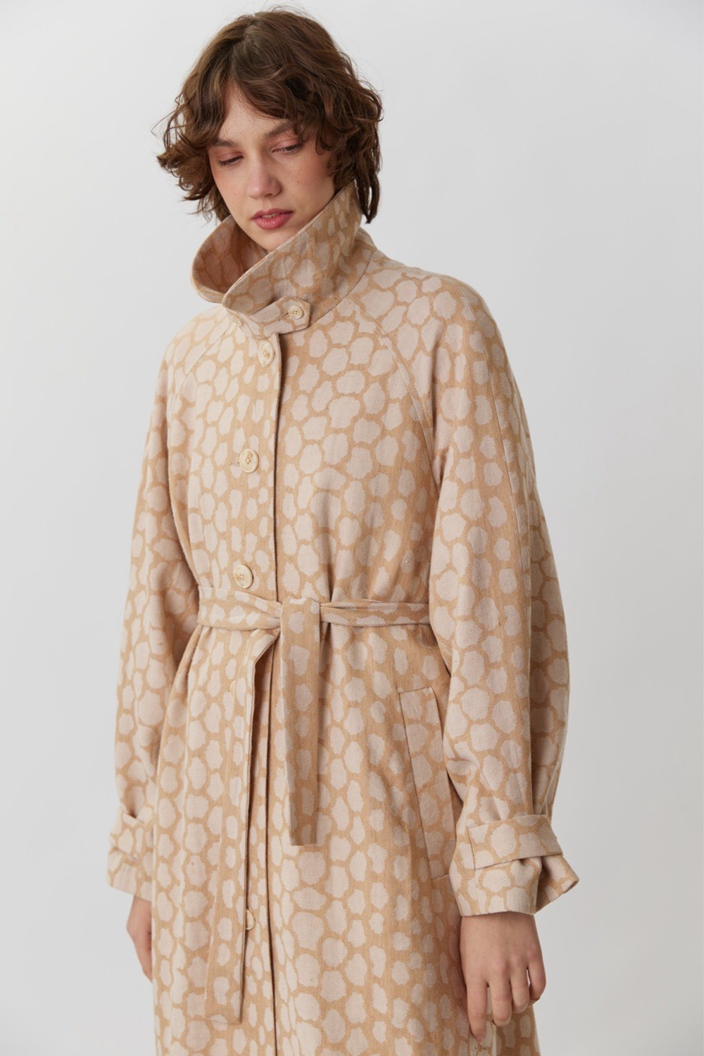 Объемный плащ из бежевого жаккарда