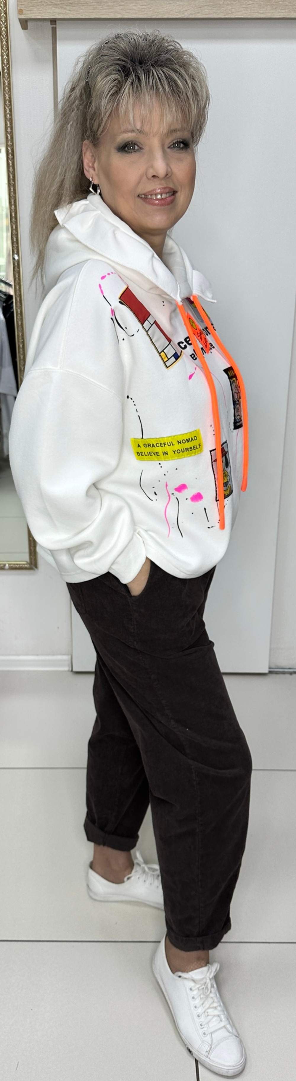 Белая толстовка-худи с ярким принтом и капюшоном