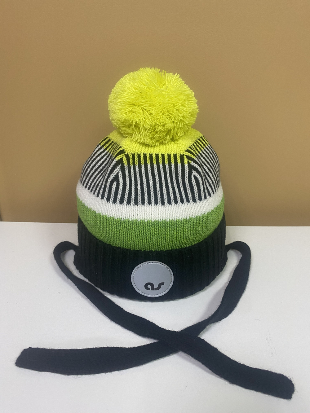 Шапка зимняя мультицвет черная/ярко-зеленая/неон желтый в размере 48