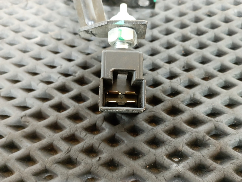 Датчик стоп-сигнала 2023г