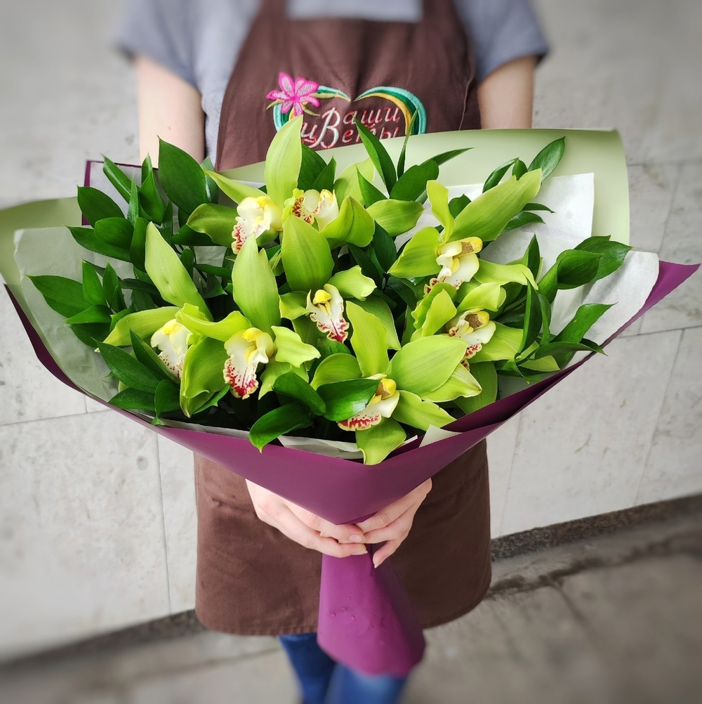Букет из 9 фисташковых орхидей